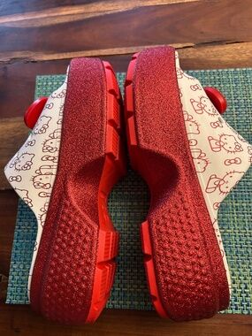 NEW Hello Kitty x Crocs Stomp slides platform  Size 9 Sanrio